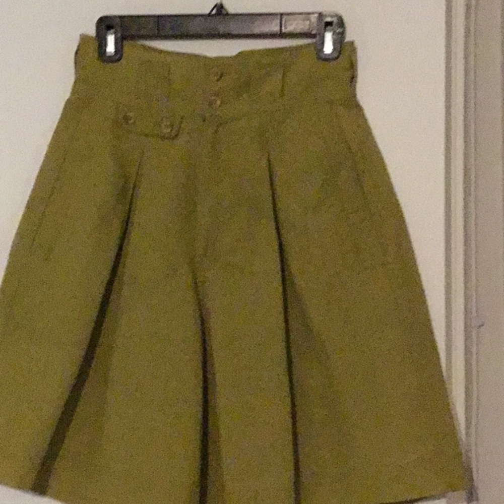 Shorts like new  two button closure green